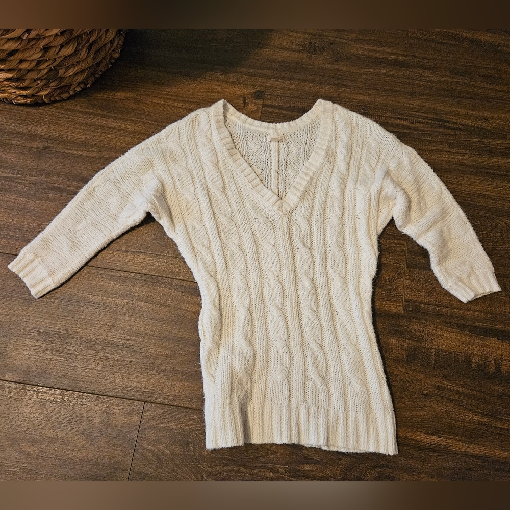Aerie Cream V-Neck Sweater with Ribbed Knit Vintage